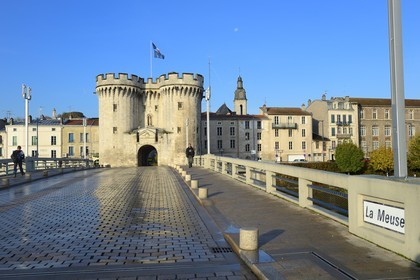 France, Meuse (55), Verdun, Porte Chaussée du XVe siècle, entrée officielle de la cité depuis sa construction, tour défensive du grand rempart qui encerclait la ville au moyen-âge vue depuis la Place de la Nation et le pont sur la Meuse
