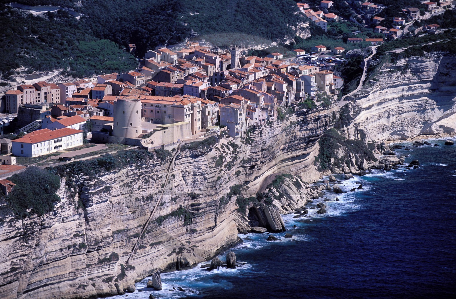 France, Corse-du-Sud (2A), Bonifacio, la vieille ville perchée sur la falaise de calcaire (vue aérienne)