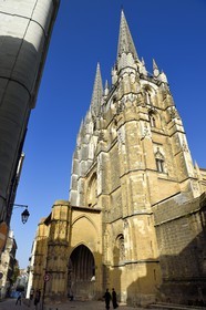 France, Pyrénées-Atlantiques (64), Pays-Basque, Bayonne, porche et flèches de la cathédrale Sainte-Marie