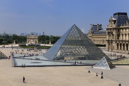 France, Paris (75), le musée et la pyramide du Louvre de l'architecte Ieoh Ming Pei