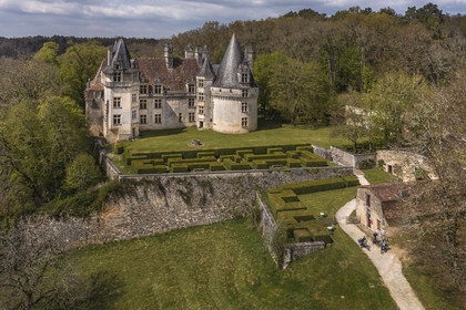 France, Dordogne (24), Périgord Vert, Villars, Chateau de Puyguilhem de style Renaissance (vue aérienne)