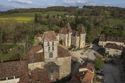 France, Dordogne (24), Périgord Vert, Saint-Jean-de-Côle, labellisé Les Plus Beaux Villages de France, le clocher de l'église Saint-Jean-Baptiste et le Chateau de la Marthonye ou Marthonie en arrière plan(vue aérienne)