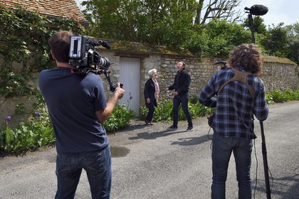 France, Yvelines (78), Montchauvet, tournage pour la télévision du Village Préféré des Français avec Stéphane Bern, Stéphane Bern en compagnie d'Annick Mouillard