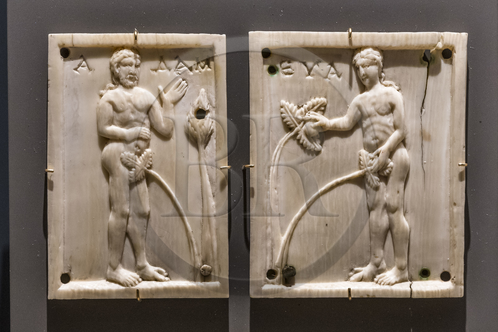 France, Paris (75), Musée de Cluny - Musée national du Moyen-Age, plaquettes d'ornementation de coffret sur ivoire d'éléphant représentant Adam et Eve (Constantinople XIe siècle)