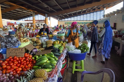 France, Ile de Mayotte, Grande-Terre, Mamoudzou, grand marché central au port, femmes mahorais portant un masque de beauté au bois de santal (le m'sindzano) derrière leurs étals de fruits et légumes