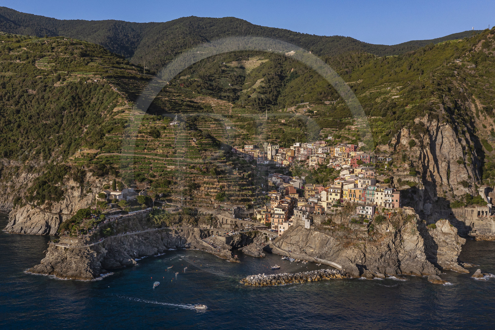 Italie, Ligurie, Cinque Terre, parc national des Cinque Terre classé Patrimoine Mondial de l'UNESCO, village de Manarola et son port (vue aérienne)