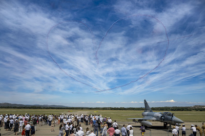 France, Bouches-du-Rhône (13), Salon-de-Provence, base aerienne 701, base de la Patrouille de France (PAF pour Patrouille acrobatique de France) de l'Armée de l'air et de l'espace française, démonstrations aériennes en présence des familles des élèves officiers pour la cérémonie d’échange des Gardes, le cœur, avec balance en Y à six coupé d'une flèche réalisée par les deux solos, figure emblématique de la Patrouille de France