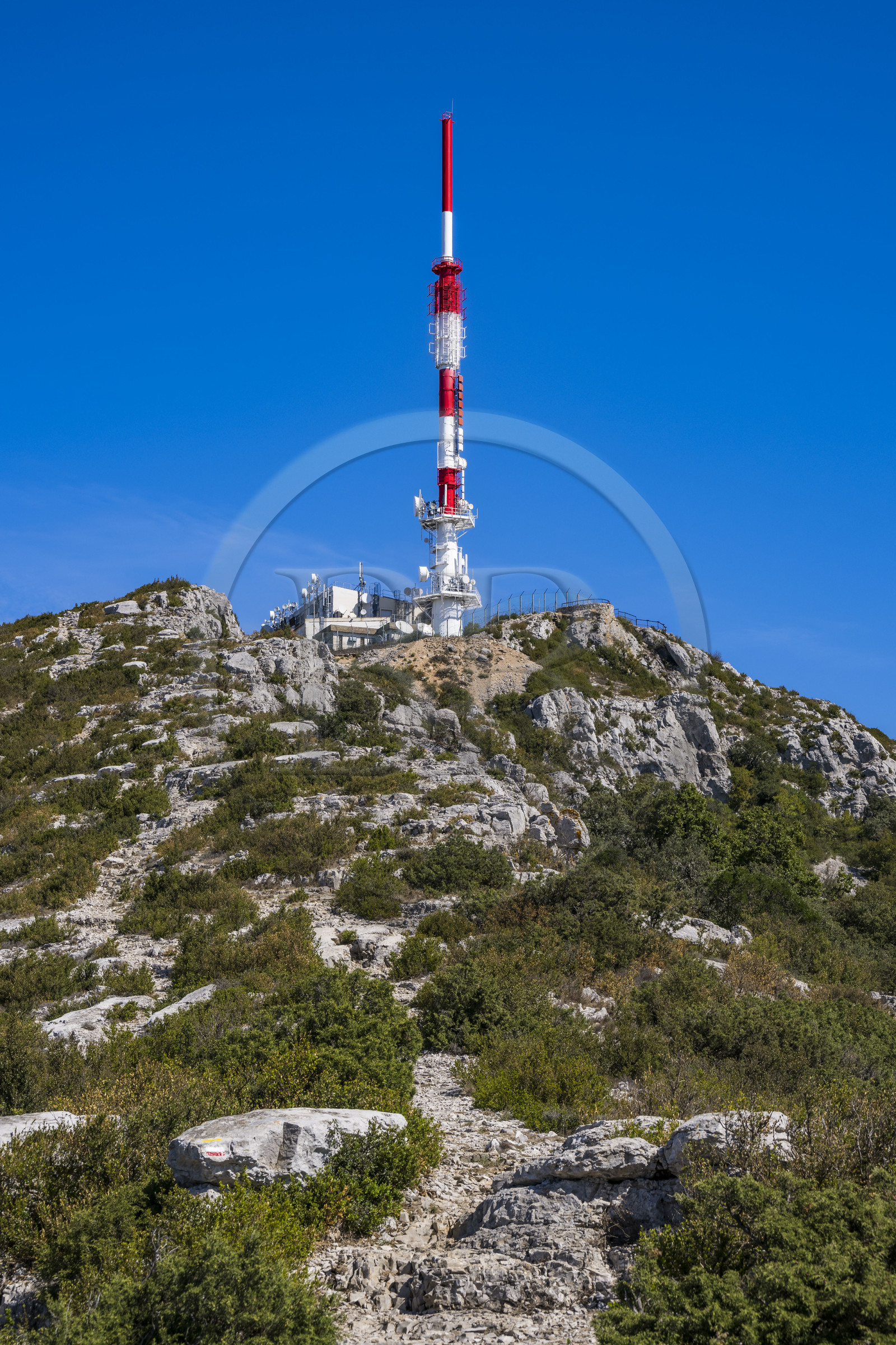 France, Hérault (34), les Causses et les Cévennes, paysage culturel de l'agro-pastoralisme méditerranéen inscrit au Patrimoine Mondial de l'UNESCO, Montpeyroux, antenne TDF (Télédiffusion de France) de 70 m de hauteur au sommet du mont Saint-Baudille