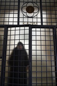 Croatie, Dalmatie, côte dalmate, Trogir, centre historique classé Patrimoine Mondial de l'UNESCO, Couvent bénédictin St Nicolas, nonne dans la cloture du couvent