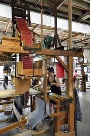 France, Var (83), Presqu'Ile de Saint-Tropez, Cogolin, la Manufacture Cogolin fabrique des tapis depuis 1924, la plupart sont tissés par lés sur des métiers Jacquard à bras du XIXème siècle, les cartons perforés qui servent de guide programmateur