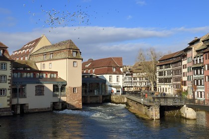 France, Bas-Rhin (67), Strasbourg, vieille ville classée au Patrimoine Mondial de l'UNESCO, quartier de la Petite France, l'écluse sur l'Ill vers le quai des Moulins et la passerelle des anciennes glacières