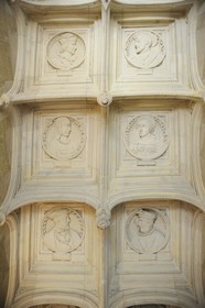France, Indre-et-Loire (37), Vallée de la Loire classée Patrimoine Mondial de l' UNESCO, château d' Azay-le-Rideau, détail du plafond de l'escalier d'honneur