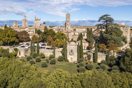 France, Gard (30), Uzès, la Tour du Roi, la Tour de l'Evêché, le chateau Ducal dit Le Duché avec la Tour Bermonde et la cathédrale Saint-Théodorit avec la tour Fenestrelle à droite (vue aérienne)