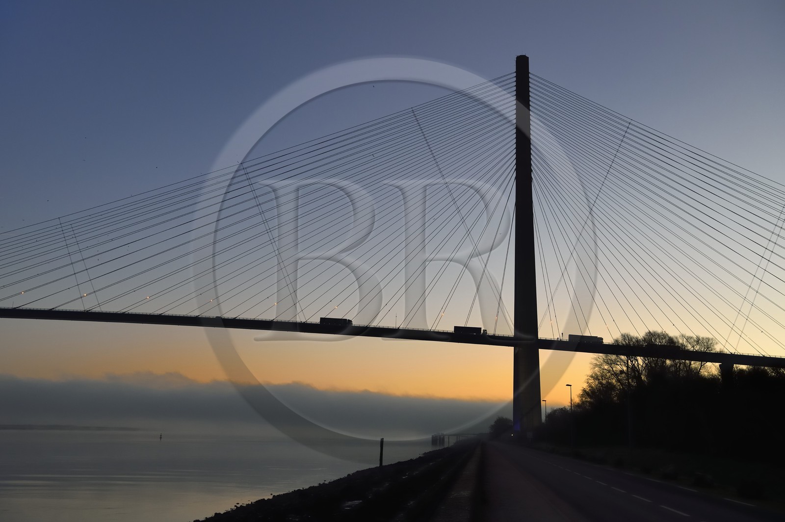 France, entre Calvados (14) et Seine-Maritime (76), le Pont de Normandie à l'aube, il enjambe la Seine pour relier les villes de Honfleur et du Havre