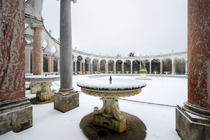 France, Yvelines (78), parc du château de Versailles sous la neige, classé Patrimoine Mondial de l'UNESCO, Bosquet de la Colonade, péristyle circulaire de Mansart