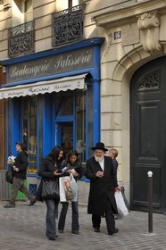 France, Paris (75), la rue des Rosiers dans le quartier juif, vitrine de la boulangerie Murciano