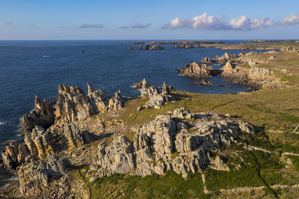 France, Finistère (29), Mer d'Iroise, Ile d'Ouessant, les rochers de la cote dechiquetée au Nord de l'Ile au le phare du Créac’h (vue aérienne)