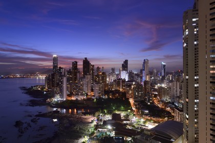 Panama, Panama City, les gratte-ciels du quartier de front de mer de Punta Paitillia après le coucher de soleil