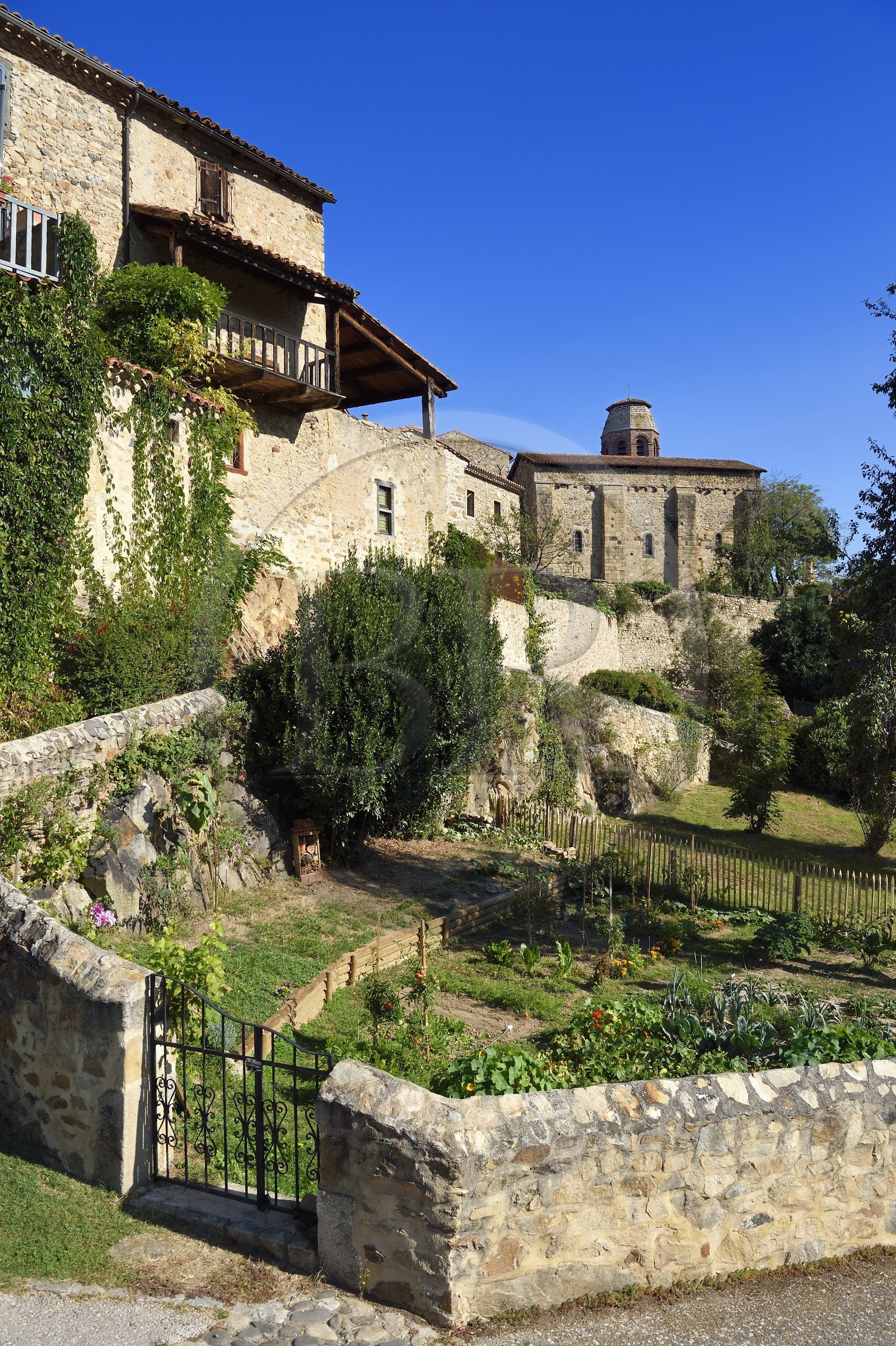 France, Haute-Loire (43), Lavaudieu, labellisé Les Plus Beaux Villages de France, l'église abbatiale de l'Abbaye Saint-André de style roman auvergnat