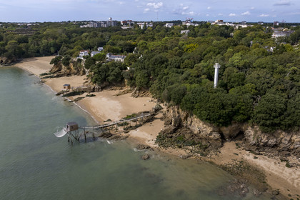 France, Loire-Atlantique (44), Estuaire de la Loire, Saint-Nazaire, le Feu de Porcé le long du chemin de Grande Randonnée GR 34, feux d'alignement qui sert à baliser le chenal maritime permettant d'entrer dans l'estuaire de la Loire et cabanes de pêche traditionnelle au carrelet sur la plage