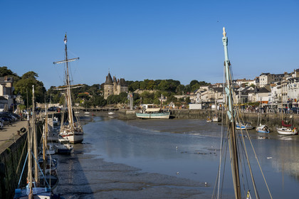 France, Loire-Atlantique (44), Pornic, le port à marée basse et le château en arrière plan