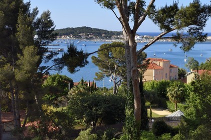 France, Var (83), la rade de Toulon, La Seyne-sur-Mer, quartier de Tamaris et la presqu'Ile de Saint-Mandrier en arrière plan