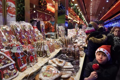 France, Bas-Rhin (67), Strasbourg, vieille ville classée Patrimoine Mondial de l'UNESCO, marché de Noël (Christkindelsmarik) de la place Broglie, enfant mangeant une Pomme d'Amour