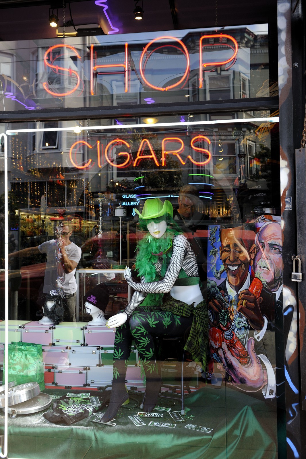 Etats-Unis, Californie, San Francisco, quartier anciennement hippie de Haight Ashburry, intérieur de boutique de tabacs, de pipes à marijuana et à eau