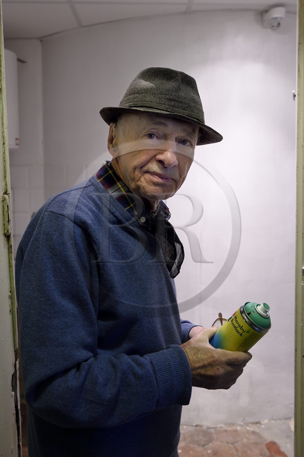France, Paris (75), l'artiste Jacques Villeglé dans son atelier