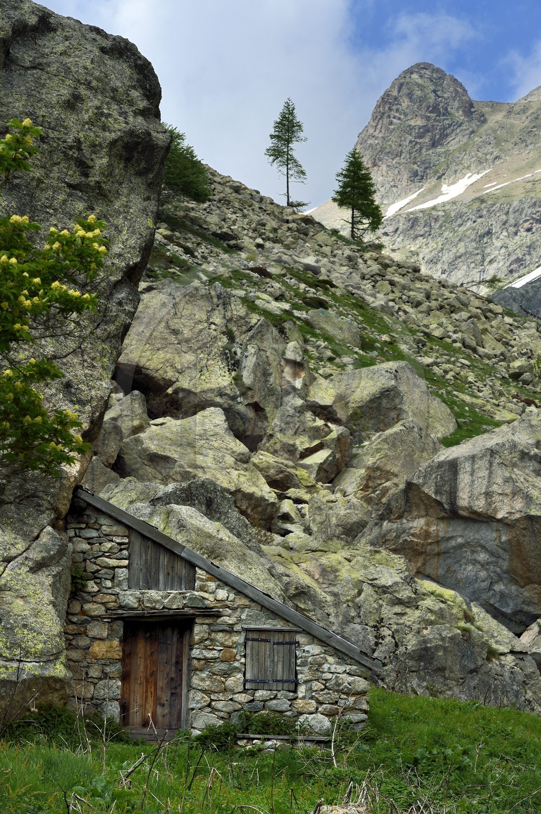 France, Alpes-Maritimes (06), parc national du Mercantour, Haute-Vésubie, vallon de la Gordolasque, ancienne bergerie qui a servi de décor à la célèbre série télé Belle et Sébastien