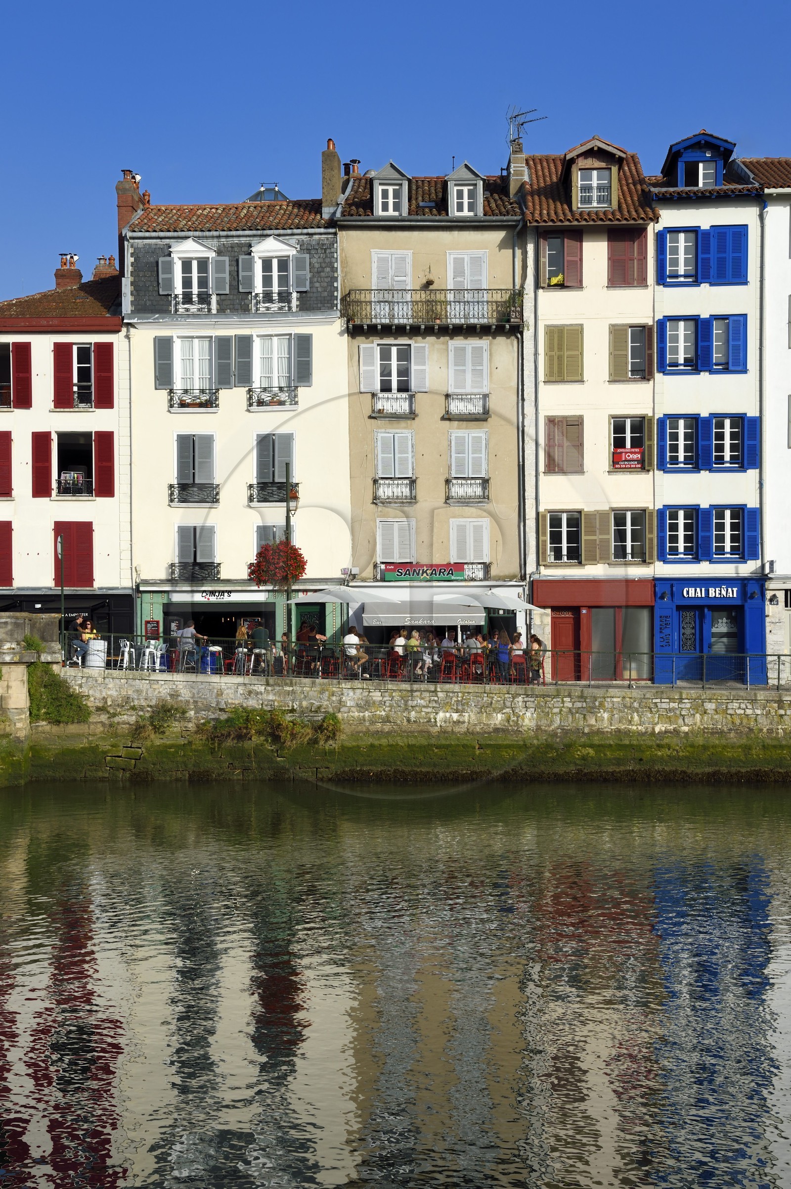 France, Pyrénées-Atlantiques (64), Pays-Basque, Bayonne, les quais de la Nive, terrasse de café sur le quai Augustin Chaho