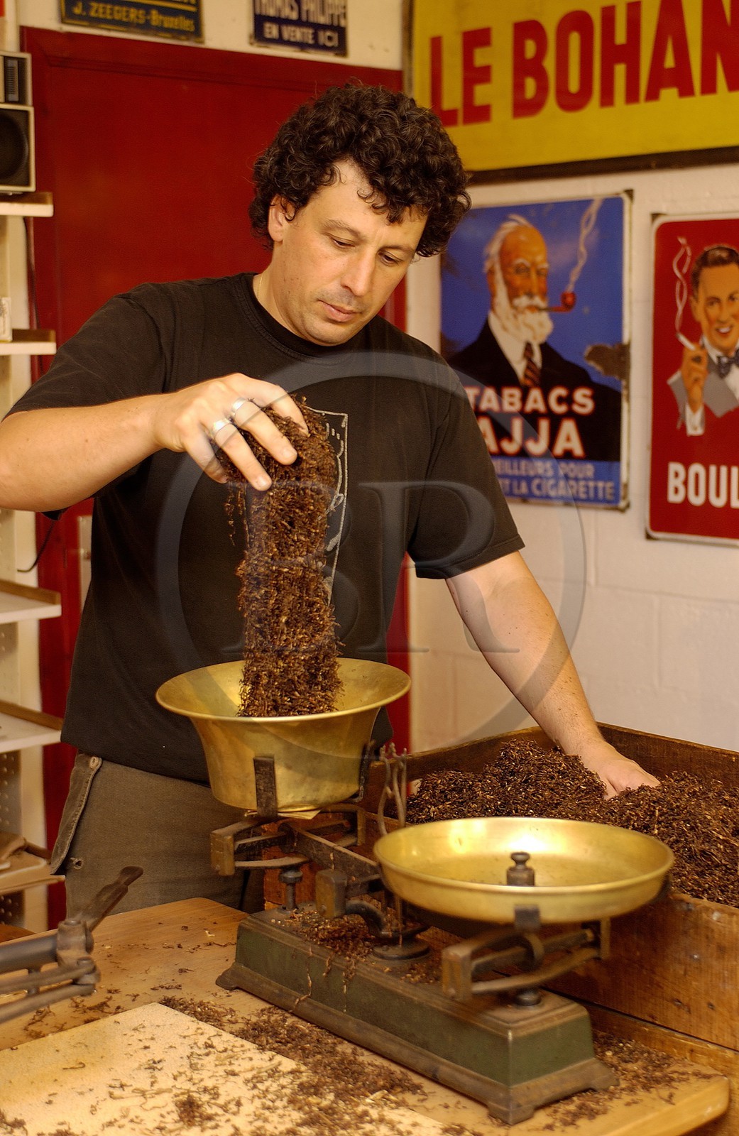 Belgique, Wallonie, région de Bouillon, Corbion, le producteur et fabricant de tabac Vincent Manil dans son entreprise et musée