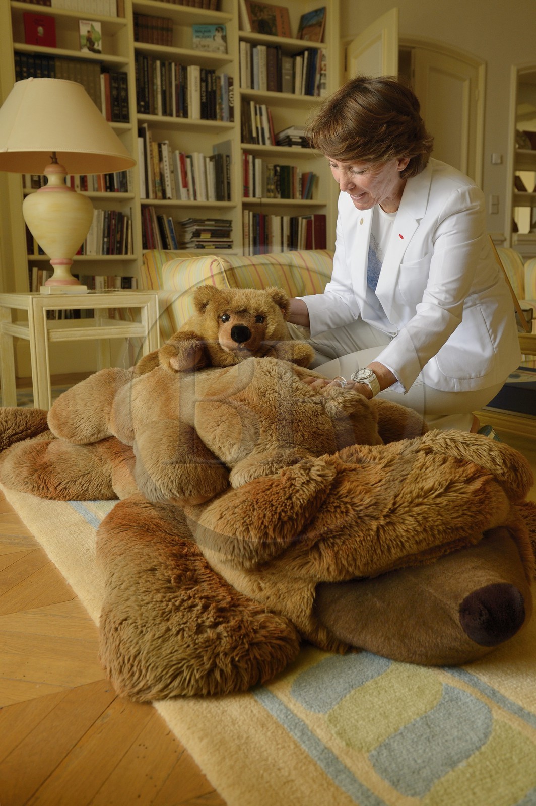France, Alpes-Maritimes (06), Cannes, la villa La Californie où vécu Pablo Picasso, aujourd'hui renommé le Pavillon de Flore par Marina Picasso, Marina Picasso petite fille de avec les Ours en peluche qui lui ont été offerts pour la naissance de ses enfants et petit enfant