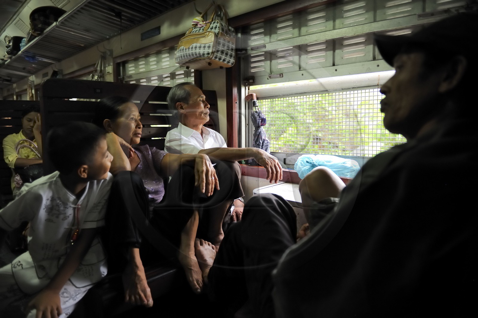 Vietnam, train de jour de Lao Cai à Hanoï, classe assis dur non climatisé, les grillages sont là pour protéger les passagers des éventuels lancer de pierres par des enfants