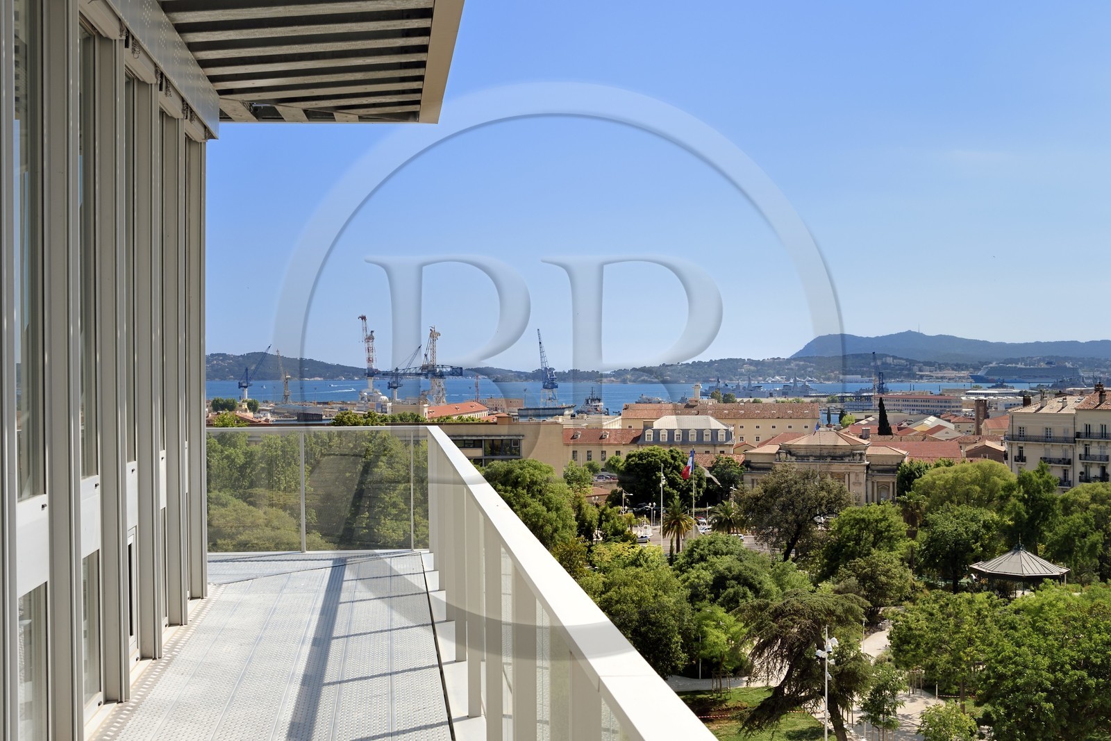 France, Var (83), Toulon, quartier Chalucet, Ecole Camondo Méditerranée (Architecture d'intérieur et Design) dans la Maison de la Créativité surplombant le Jardin Alexandre 1er et le port en arrière plan
