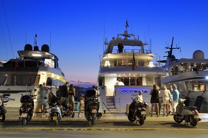 France, Var (83), Saint-Tropez, yacht sur le quai de Suffren au port