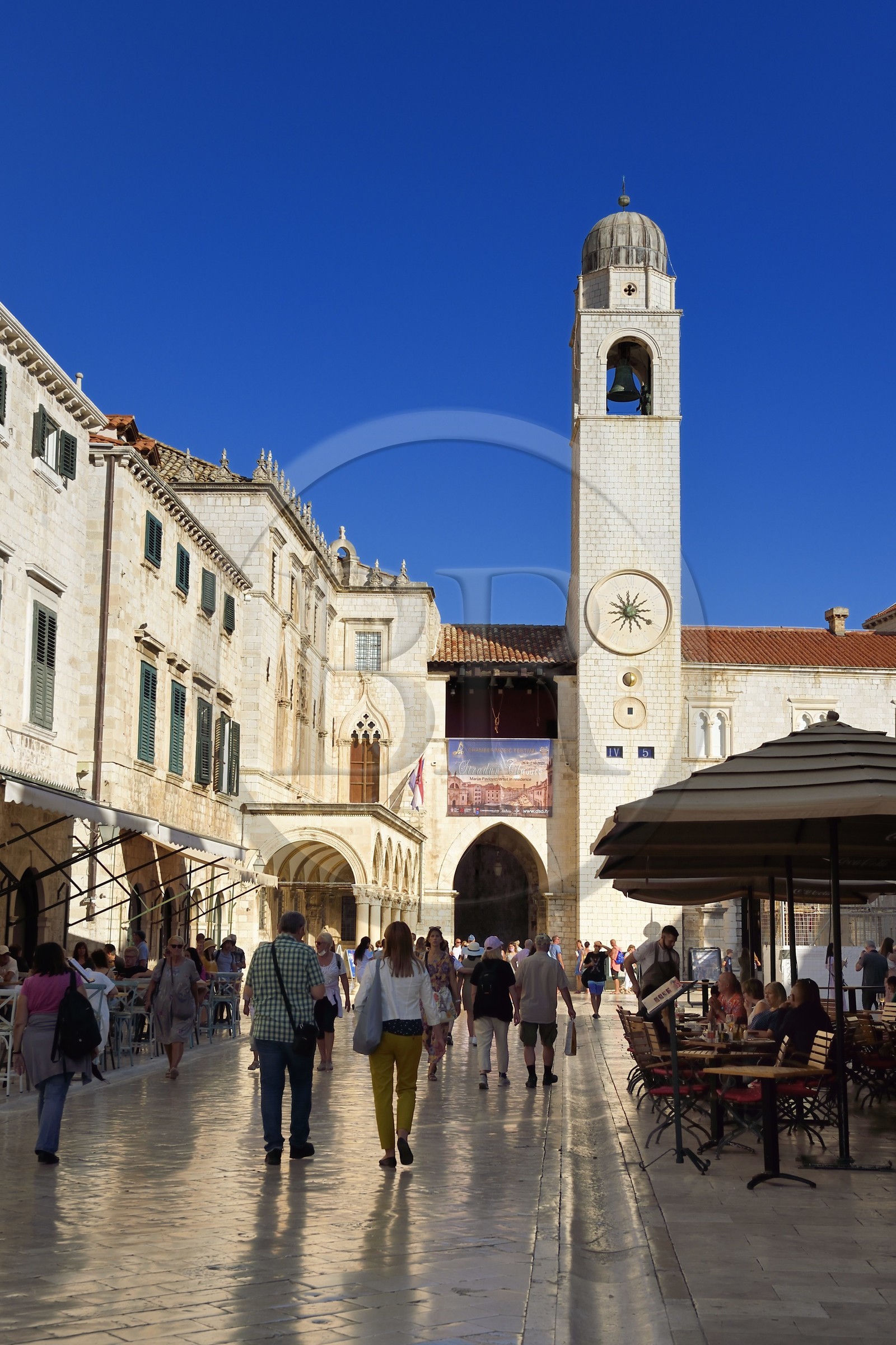 Croatie, Dalmatie, cote dalmate, Dubrovnik, centre historique classé Patrimoine Mondial de l'UNESCO, la rue principale piétonne Placa (Stradum), le Palais Sponza à gauche et la Tour de l'horloge