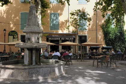 France, Hérault (34), Béziers, terrasse de café place de la Révolution