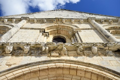 France, Charente-Maritime (17), Saintonge, Saint-Savinien, labellisé Villages de pierres et d'eau, église Saint-Savinien de style roman bâtie entre le XIIe siècle et le XIIIe siècle