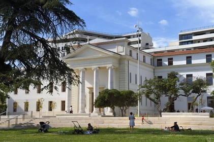 France, Var (83), Toulon, quartier Chalucet, la médiathèque Chalucet dans l'ancien Hotel-Dieu situé dans le Jardin Alexandre 1er