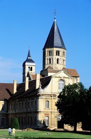 France, Saône-et-Loire (71), Mâconnais, ancienne abbaye de Cluny, clocher de l'eau bénite et bâtiments abbatiaux et l' école des Arts et Métiers