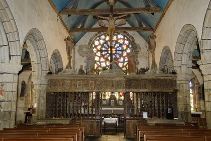 France, Finistère (29), la chapelle de Saint-Herbot de style gothique flamboyant, la poutre de gloire au-dessus du chancel (cloture de chœur)