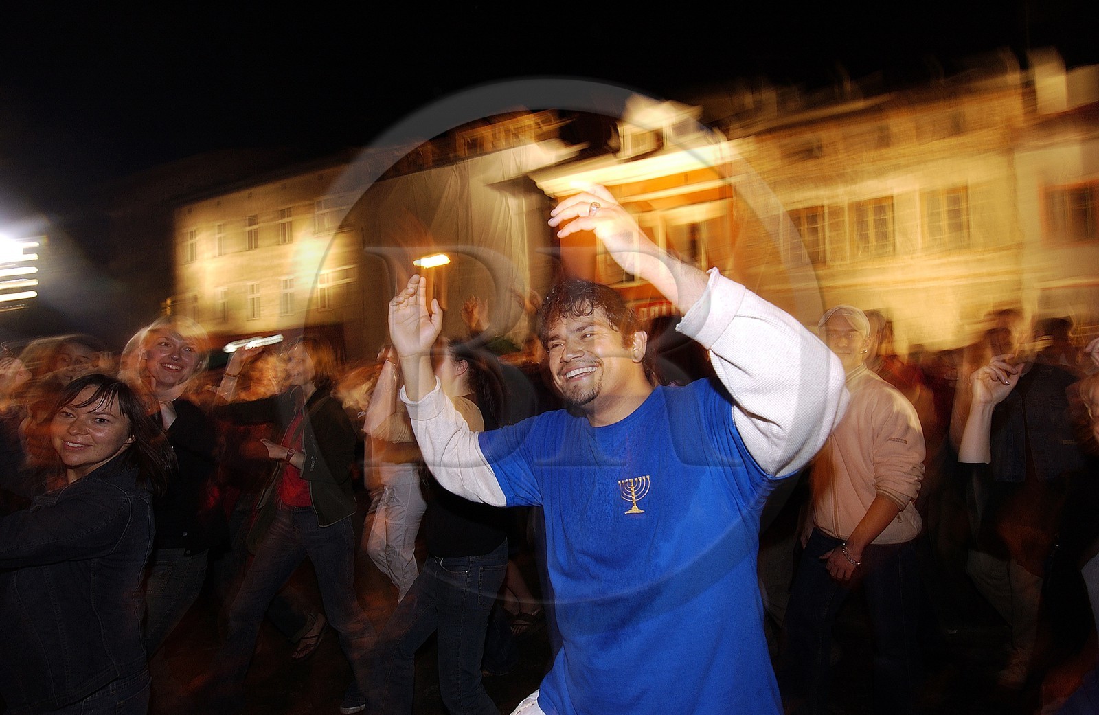 Pologne, Cracovie, danse dans la rue lors du festival international de musique juive du quartier juif de Kazimierz