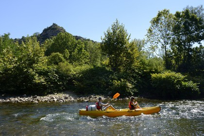 France, Ardèche (07), Les Vans, kayaks descendant la rivière Chassezac