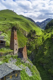 Géorgie, Kakheti, Parc national de Touchétie, vallée de la rivière Alazani dans les montagnes de Pirikiti, village de Dartlo surplombé par Kvavlo (vue aérienne)