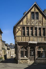 France, Côtes-d'Armor (22), Tréguier, facade de maison à pans de bois typique du Trégor dans la rue Ernest Renan