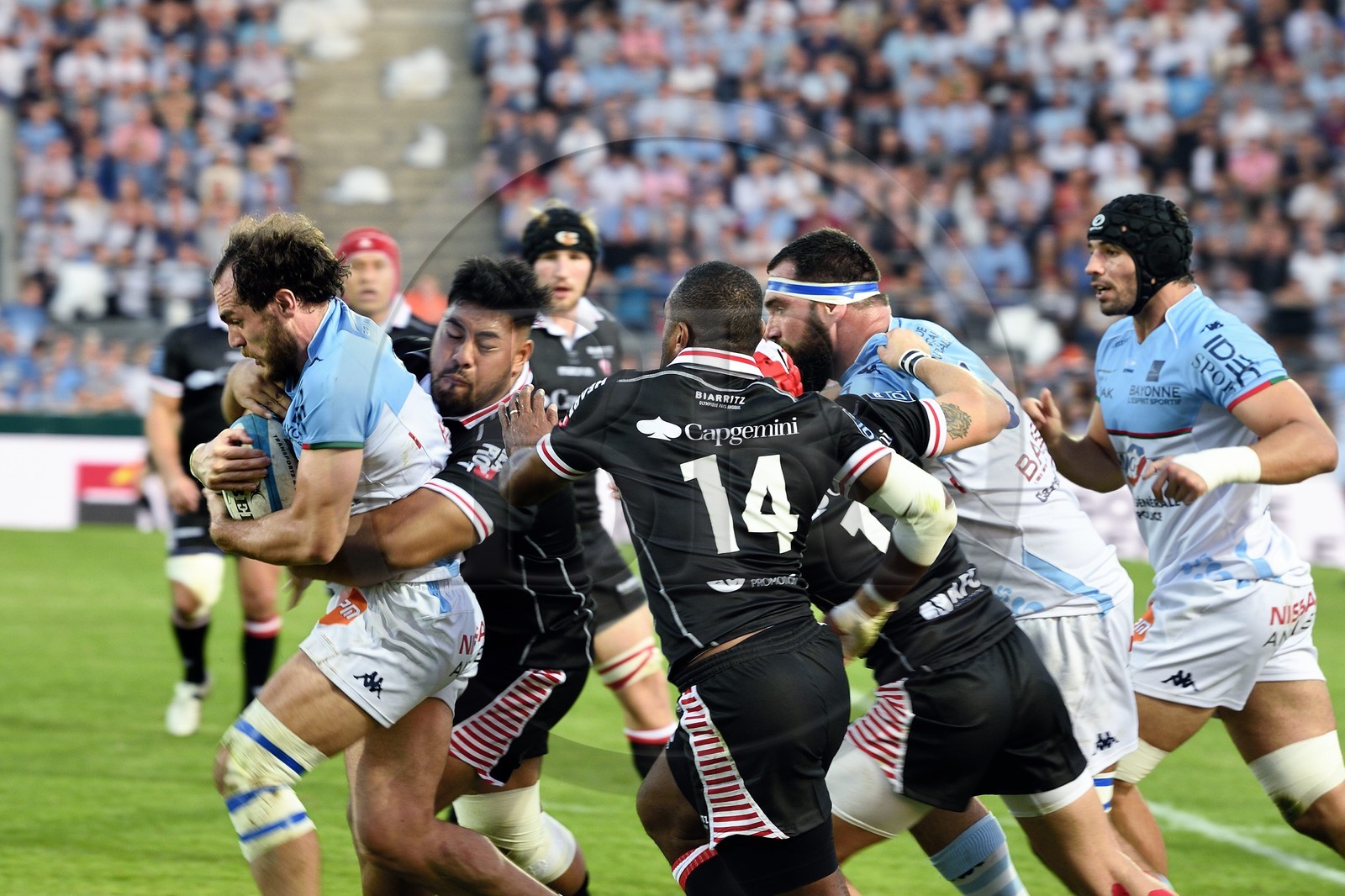 France, Pyrénées-Atlantiques (64), Pays-Basque, Bayonne, stade Jean-Dauger, derby basque de rugby entre l'Aviron Bayonnais (en bleu) et le Biarritz Olympique (ici en noir)