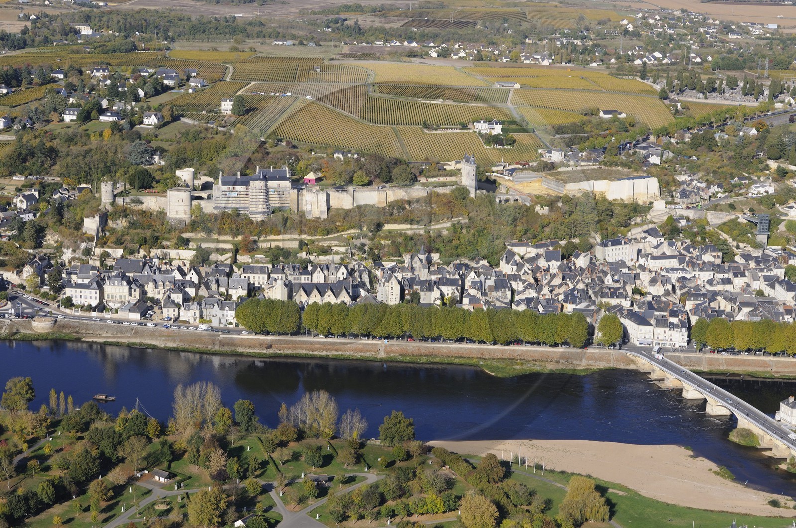 France, Indre-et-Loire (37), Vallée de la Loire classée Patrimoine Mondial de l' UNESCO, Chinon et son château au bord de la Vienne (vue aérienne)