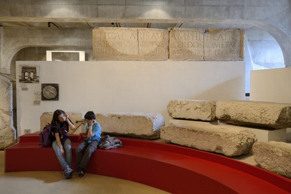 France, Rhône (69), Lyon, site historique classé Patrimoine Mondial de l'UNESCO, colline de Fourvière, musée gallo-romain de Fourvière, inscription qui atteste de la création de l'amphithéâtre sur les pentes de la Croix Rousse