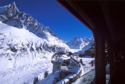 France, Haute-Savoie (74), vallée de Chamonix, arrivée en train à crémaillère à la mer de glace aux pied de l'Aiguille verte dans la Vallée Blanche, Mont-Blanc, gare de Montenvers